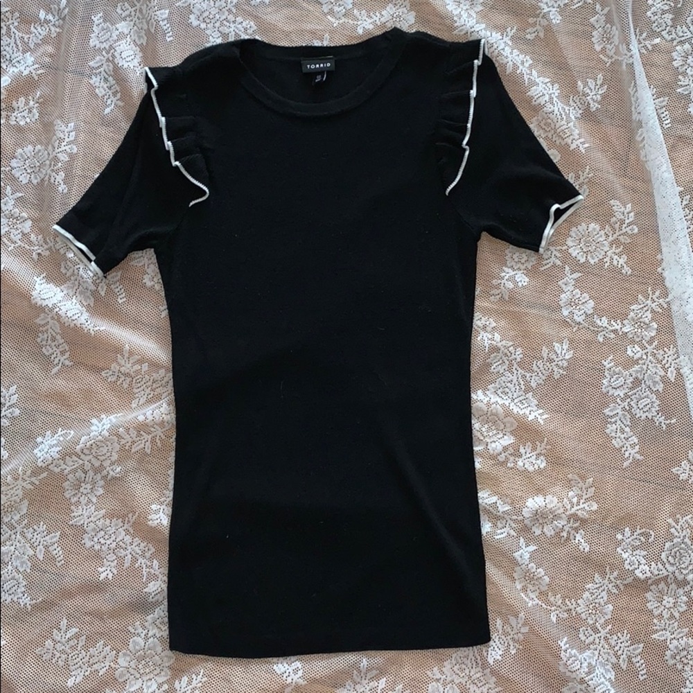 🖤Torrid Black Ruffled-Shoulder sweater🖤